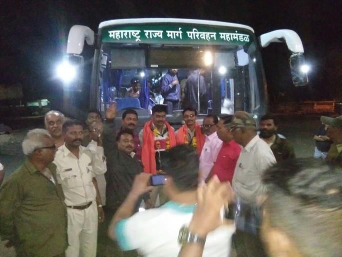 The 'Shivshahi' which is in Vastim Bus Station | वाशीम बसस्थानकामध्ये आवतरली ‘शिवशाही’ The 'Shivshahi' which is in Vastim Bus Station | वाशीम बसस्थानकामध्ये आवतरली ‘शिवशाही’
