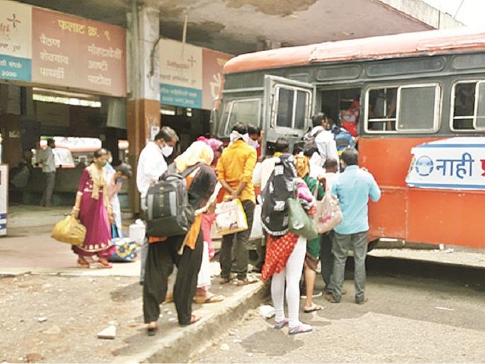 Comfort to the passengers! On the 45th day of the strike, ST Bus ran through all the bus stands in the Aurangabad district | प्रवाशांना थोडा दिलासा ! संपाच्या ४५ व्या दिवशी जिल्ह्यातील सर्वच बसस्थानकांतून धावली एसटी Comfort to the passengers! On the 45th day of the strike, ST Bus ran through all the bus stands in the Aurangabad district | प्रवाशांना थोडा दिलासा ! संपाच्या ४५ व्या दिवशी जिल्ह्यातील सर्वच बसस्थानकांतून धावली एसटी