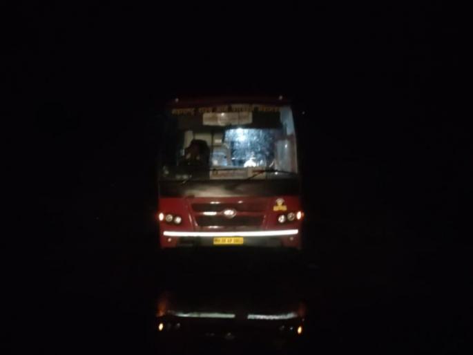 The new buses that have arrived in Ratnagiri are stuck on the road | रत्नागिरीत दाखल झालेल्या नव्या बसेस रस्त्यातच पडतायत बंद The new buses that have arrived in Ratnagiri are stuck on the road | रत्नागिरीत दाखल झालेल्या नव्या बसेस रस्त्यातच पडतायत बंद