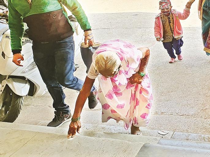 There is no use despite having a wheelchair at the bus stop; How can the journey of disabled and senior citizens be made smooth? | बसस्थानकात व्हीलचेअर असूनही उपयोग नाही; अपंग, ज्येष्ठ नागरिकांचा प्रवास सुसह्य होणार तरी कसा ? There is no use despite having a wheelchair at the bus stop; How can the journey of disabled and senior citizens be made smooth? | बसस्थानकात व्हीलचेअर असूनही उपयोग नाही; अपंग, ज्येष्ठ नागरिकांचा प्रवास सुसह्य होणार तरी कसा ?