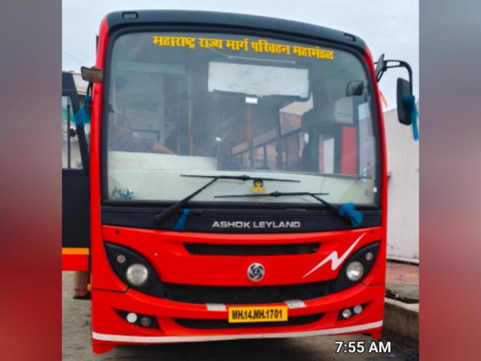 Terrible accident at Ambajogai bus stand; Youth dies after falling under bus | Beed Acident: अंबाजोगाई बसस्थानकात भीषण अपघात; बसखाली चिरडून तरुणाचा मृत्यू Terrible accident at Ambajogai bus stand; Youth dies after falling under bus | Beed Acident: अंबाजोगाई बसस्थानकात भीषण अपघात; बसखाली चिरडून तरुणाचा मृत्यू