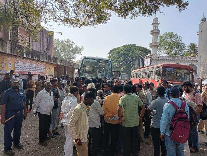 Bus driver was beaten up and there was a jam at the central bus stand of Chhatrapati Sambhajinagar | बस चालकाला मारहाण झाल्याने छत्रपती संभाजीनगरच्या मध्यवर्ती बसस्थानकात चक्काजाम Bus driver was beaten up and there was a jam at the central bus stand of Chhatrapati Sambhajinagar | बस चालकाला मारहाण झाल्याने छत्रपती संभाजीनगरच्या मध्यवर्ती बसस्थानकात चक्काजाम