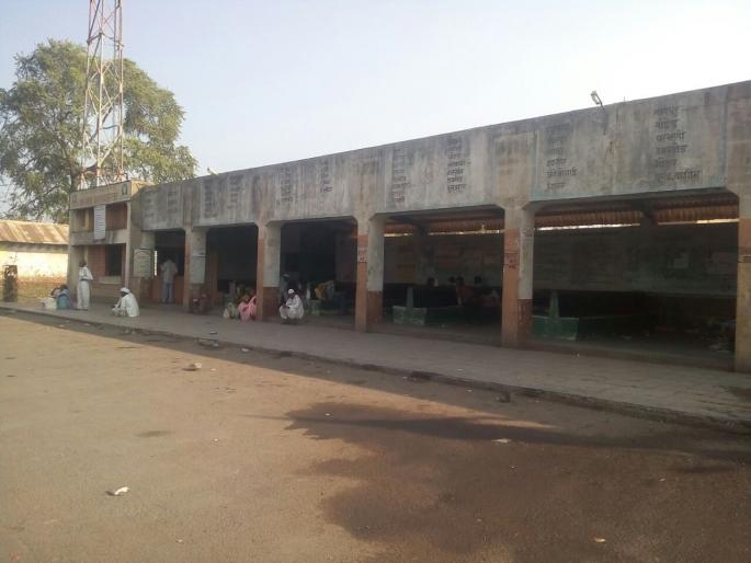 Malegaon bus station is stranded due to problems! | मालेगाव बसस्थानक अडकले समस्यांच्या विळख्यात! Malegaon bus station is stranded due to problems! | मालेगाव बसस्थानक अडकले समस्यांच्या विळख्यात!