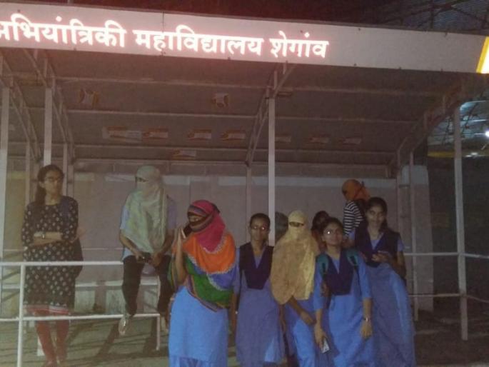 Khamgaon: ST corporation ignore girl students on bus stop | खामगाव: एसटी महामंडळाकडून ‘सावित्री’च्या लेकीची उपेक्षा! Khamgaon: ST corporation ignore girl students on bus stop | खामगाव: एसटी महामंडळाकडून ‘सावित्री’च्या लेकीची उपेक्षा!