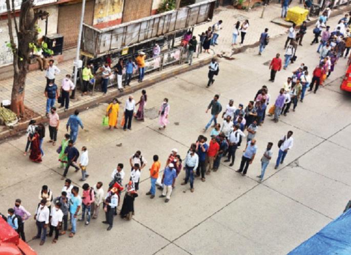 Seat-by-seat in ‘Best’, the passengers in the queue got annoyed, the buses did not stop at many stops | ‘बेस्ट’मध्ये सीट बाय सीट, रांगेत प्रवाशांना आला वीट, अनेक स्टॉपवर बस थांबल्याच नाहीत Seat-by-seat in ‘Best’, the passengers in the queue got annoyed, the buses did not stop at many stops | ‘बेस्ट’मध्ये सीट बाय सीट, रांगेत प्रवाशांना आला वीट, अनेक स्टॉपवर बस थांबल्याच नाहीत
