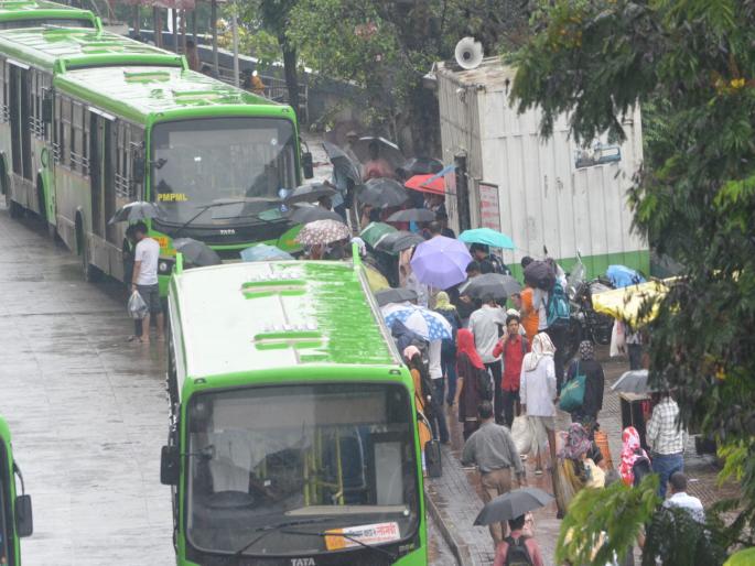 pune news Waiting in heavy rain for PMP As there is no shed, one has to stand on the road and wait for the bus. | ‘पीएमपी’साठी भरपावसात थांबा...! शेड नसल्याने रस्त्यावर उभे राहूनच पाहावे लागते बसची वाट