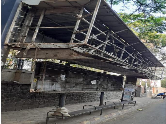 The bus station is in a state of disrepair, with broken sheets, pieces of wire, rubbish all around, rusty nets. | तुटतेले पत्रे, वायरचे तुकडे, कचरा, गंजलेली जाळी असे बस स्थानक, दुरुस्त करण्याची स्थानिक नागरिकांची मागणी The bus station is in a state of disrepair, with broken sheets, pieces of wire, rubbish all around, rusty nets. | तुटतेले पत्रे, वायरचे तुकडे, कचरा, गंजलेली जाळी असे बस स्थानक, दुरुस्त करण्याची स्थानिक नागरिकांची मागणी