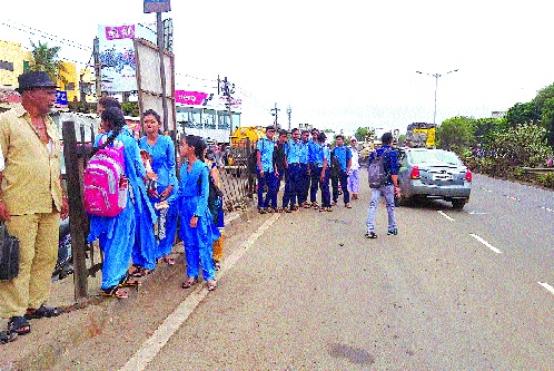 ST passes, despite passes! Private vehicle options for education | पास असूनही एसटीच्या प्रवासासाठी नापास ! शिक्षणासाठी खासगी वाहनांचा पर्याय