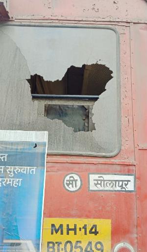 A violent turn of the Maratha movement to the Chakkajam movement in Solapur and the collapse of two ST vehicles | सोलापूरातील मराठा समाजाच्या चक्काजाम आंदोलनाला हिंसक वळण, दोन एसटी गाड्यांची तोडफोड A violent turn of the Maratha movement to the Chakkajam movement in Solapur and the collapse of two ST vehicles | सोलापूरातील मराठा समाजाच्या चक्काजाम आंदोलनाला हिंसक वळण, दोन एसटी गाड्यांची तोडफोड