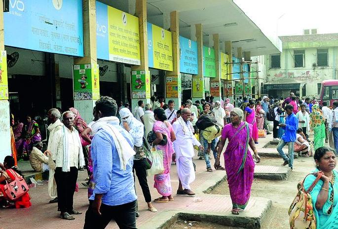 Passengers' private bus journey due to a strike in Nagpur | नागपुरात संपामुळे प्रवाशांचा खासगी बसने प्रवास Passengers' private bus journey due to a strike in Nagpur | नागपुरात संपामुळे प्रवाशांचा खासगी बसने प्रवास