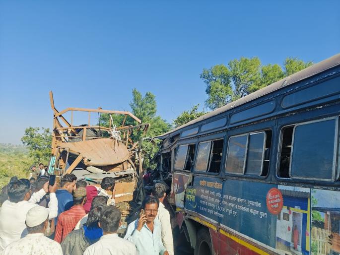 Head-on collision between bus and tempo; Two passengers killed, 20 injured | बस-टेम्पोची समोरासमोर धडक; दोन प्रवाशांचा मृत्यू, २० जखमी Head-on collision between bus and tempo; Two passengers killed, 20 injured | बस-टेम्पोची समोरासमोर धडक; दोन प्रवाशांचा मृत्यू, २० जखमी