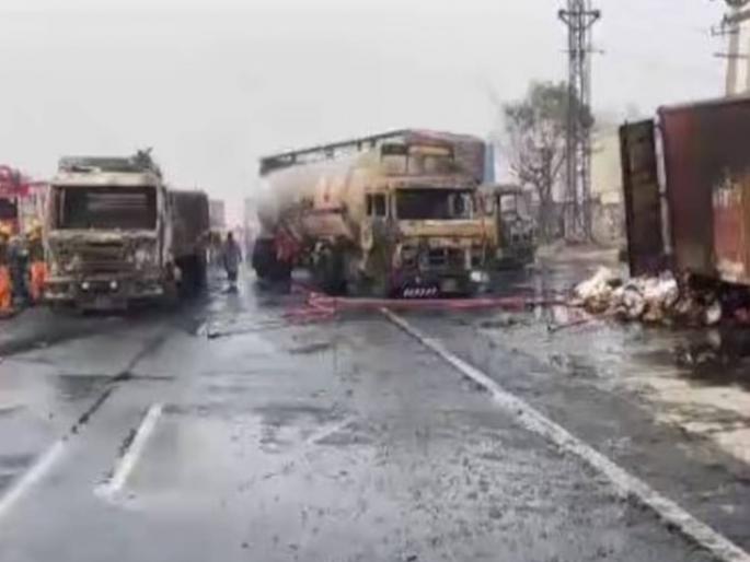 Suddenly a fire broke out, the main door of the bus was locked, the window was broken; Eyewitness of the Jaipur fire incident narrated the incident | अचानक आग लागली, बसचा मेन दरवाजा लॉक होता, खिडकी तोडली; जयपूर आग घटनेतील प्रत्यक्षदर्शीने सांगितली आपबिती Suddenly a fire broke out, the main door of the bus was locked, the window was broken; Eyewitness of the Jaipur fire incident narrated the incident | अचानक आग लागली, बसचा मेन दरवाजा लॉक होता, खिडकी तोडली; जयपूर आग घटनेतील प्रत्यक्षदर्शीने सांगितली आपबिती