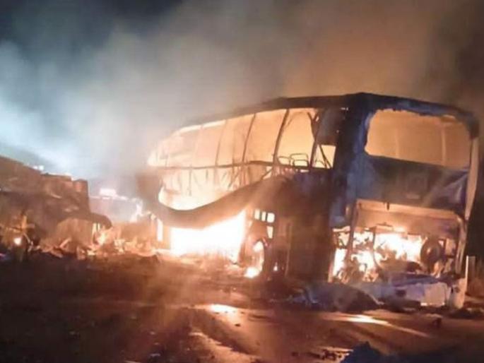 Bus and truck collide in Mexico, bus catches fire after accident, 41 people burnt to death | मेक्सिकोमध्ये बस आणि ट्रकची भीषण धडक, अपघातानंतर बसला लागली आग, ४१ जणांचा जळून कोळसा    Bus and truck collide in Mexico, bus catches fire after accident, 41 people burnt to death | मेक्सिकोमध्ये बस आणि ट्रकची भीषण धडक, अपघातानंतर बसला लागली आग, ४१ जणांचा जळून कोळसा