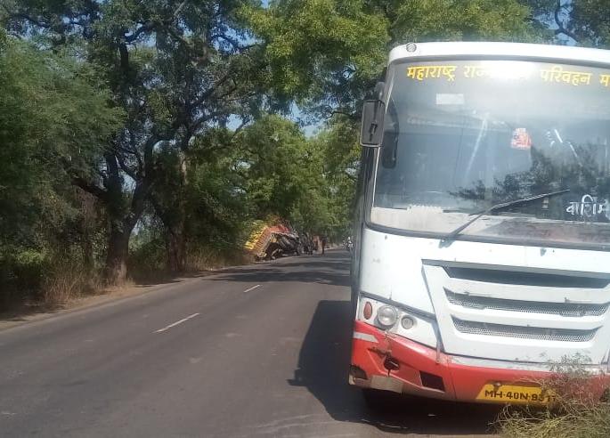 The passenger's life was saved by driver in an accident | बसचालकाच्या प्रसंगावधानाने वाचले प्रवाशांचे प्राण The passenger's life was saved by driver in an accident | बसचालकाच्या प्रसंगावधानाने वाचले प्रवाशांचे प्राण