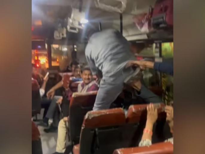up roadways bus conductor beaten passenger over fare in lucknow video viral | Video - दे दणादण! बसमध्ये कंडक्टर-प्रवाशामध्ये तुफान राडा; लाथाबुक्क्यांनी केली मारहाण up roadways bus conductor beaten passenger over fare in lucknow video viral | Video - दे दणादण! बसमध्ये कंडक्टर-प्रवाशामध्ये तुफान राडा; लाथाबुक्क्यांनी केली मारहाण