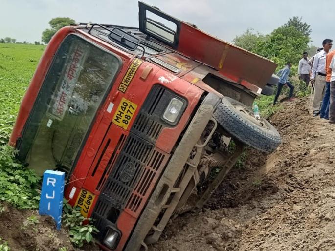 ST bus overturned; Passenger minor injuries | अकोला-मंगरुळपीर बस खड्ड्यात उलटली; प्रवासी किरकोळ जखमी