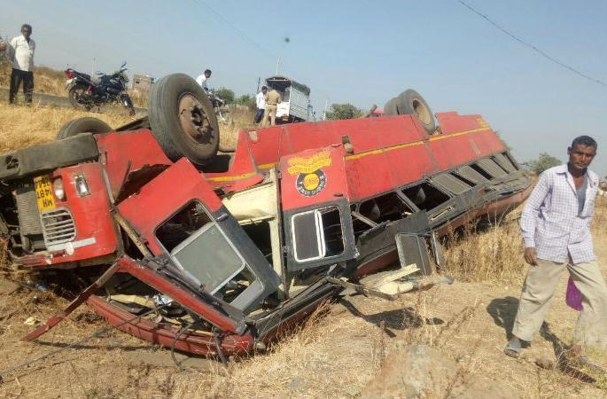 10 passengers including ST bus flip, driver, carrier injured in Gaudagaon | गौडगांवजवळ एसटी बस पलटी, चालक, वाहकासह १० प्रवासी जखमी 10 passengers including ST bus flip, driver, carrier injured in Gaudagaon | गौडगांवजवळ एसटी बस पलटी, चालक, वाहकासह १० प्रवासी जखमी