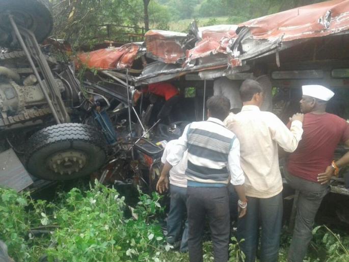 Fatal accidents! The truck and the bus were hit in front of each other, and 5 others injured | भीषण अपघात! ट्रक अन् बसची समोरासमोर धडक, 4 ठार 25 जखमी Fatal accidents! The truck and the bus were hit in front of each other, and 5 others injured | भीषण अपघात! ट्रक अन् बसची समोरासमोर धडक, 4 ठार 25 जखमी