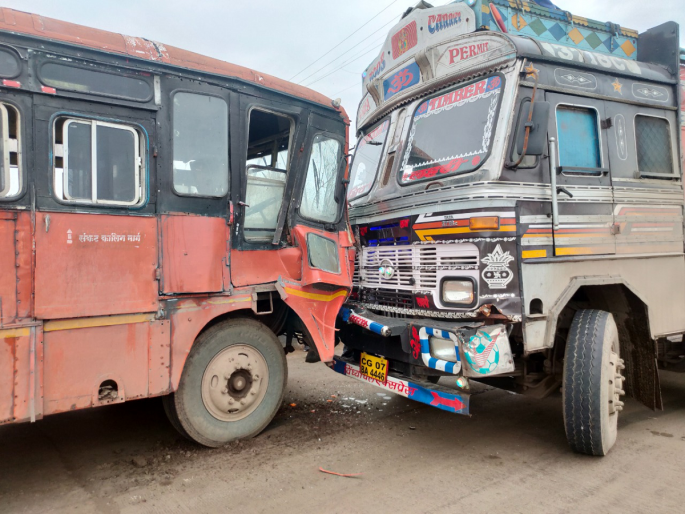 A bus carrying 35 passengers traveling on the wrong side collided with a truck, luckily there was no loss of life | ३५ प्रवासी घेऊन राँगसाईडने जाणारी बस ट्रकला धडकली, सुदैवाने जीवितहानी नाही A bus carrying 35 passengers traveling on the wrong side collided with a truck, luckily there was no loss of life | ३५ प्रवासी घेऊन राँगसाईडने जाणारी बस ट्रकला धडकली, सुदैवाने जीवितहानी नाही