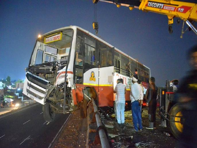 conductor died and driver seriously injured in st bus accident in nagpur-amravati highway | ‘द फ्लाईंग बस’च्या वाहकाचा अखेर मृत्यू; जखमी चालकावर उपचार सुरू conductor died and driver seriously injured in st bus accident in nagpur-amravati highway | ‘द फ्लाईंग बस’च्या वाहकाचा अखेर मृत्यू; जखमी चालकावर उपचार सुरू