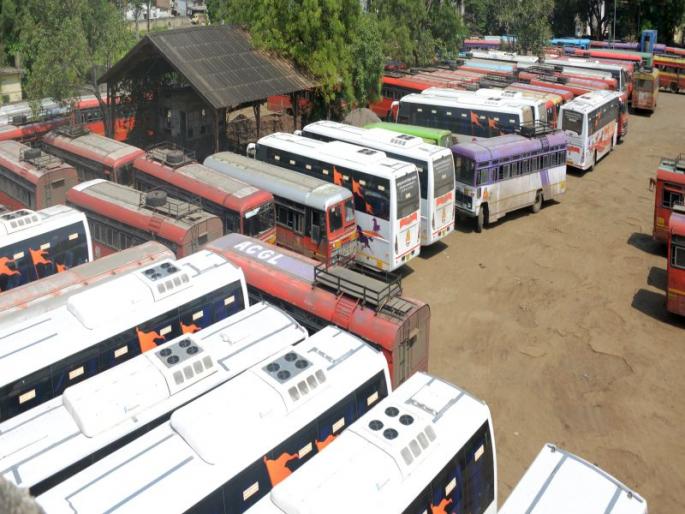 Combine jeeps with 3273 buses and trucks in Thane district for voting with election work. | निवडणूक कामांसह मतदानासाठी ठाणे जिल्ह्यात लागणाऱ्या ३२७३ बसेस-ट्रक्ससह जीपगाड्यांची जुळवाजुळव  Combine jeeps with 3273 buses and trucks in Thane district for voting with election work. | निवडणूक कामांसह मतदानासाठी ठाणे जिल्ह्यात लागणाऱ्या ३२७३ बसेस-ट्रक्ससह जीपगाड्यांची जुळवाजुळव