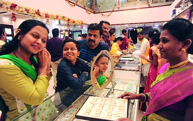 Crores turnover on the occasion of Padwa: A big crowd for shopping in Kolhapur market | पाडव्याच्या मुहूर्तावर करोडोंची उलाढाल : कोल्हापूर बाजारपेठांमध्ये खरेदीसाठी मोठी गर्दी Crores turnover on the occasion of Padwa: A big crowd for shopping in Kolhapur market | पाडव्याच्या मुहूर्तावर करोडोंची उलाढाल : कोल्हापूर बाजारपेठांमध्ये खरेदीसाठी मोठी गर्दी