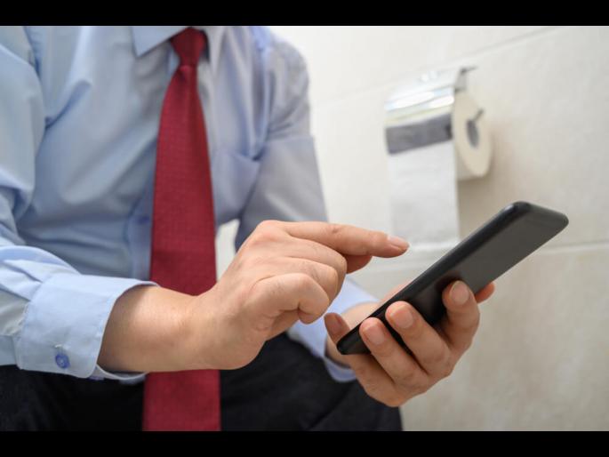 Men should never scroll on their phones in toilet know the reason | पुरूषांनी टॉयलेटमध्ये फोन का वापरू नये? डॉक्टरांनी सांगितलं कारण... Men should never scroll on their phones in toilet know the reason | पुरूषांनी टॉयलेटमध्ये फोन का वापरू नये? डॉक्टरांनी सांगितलं कारण...