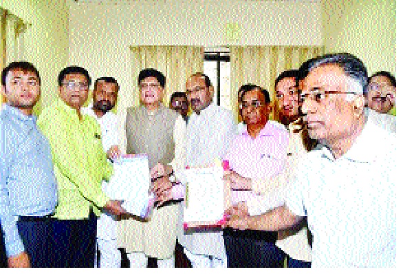 The question of merchant-notices in Mumbai also goes back: Goyal's only assurance | व्यापाऱ्यांच्या नोटिसांचा प्रश्न मुंबईतही अधांतरीच : गोयल यांचे केवळ आश्वासन