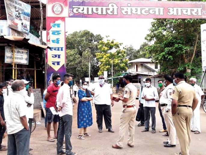 The shopkeeper broke the rules here | आचरा येथे त्या दुकानदारांनी मोडला नियम : पोलिसांकडून समज