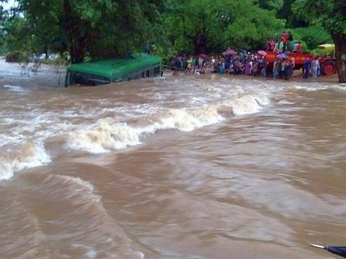 The bus collided in flood, Fortunately saved the passengers safely | पुराच्या पाण्यात कोसळली बस, प्रवाशांना सुखरुप वाचविण्यात यश