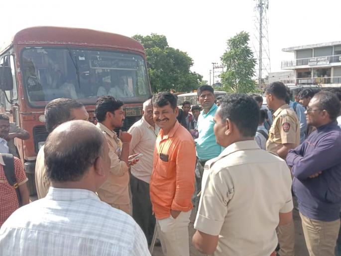 The bus was blocked by the students as they could not get the bus; Type from Metala | बस न मिळाल्याने विद्यार्थ्यांनी अडवली बस; माेताळा येथील प्रकार The bus was blocked by the students as they could not get the bus; Type from Metala | बस न मिळाल्याने विद्यार्थ्यांनी अडवली बस; माेताळा येथील प्रकार