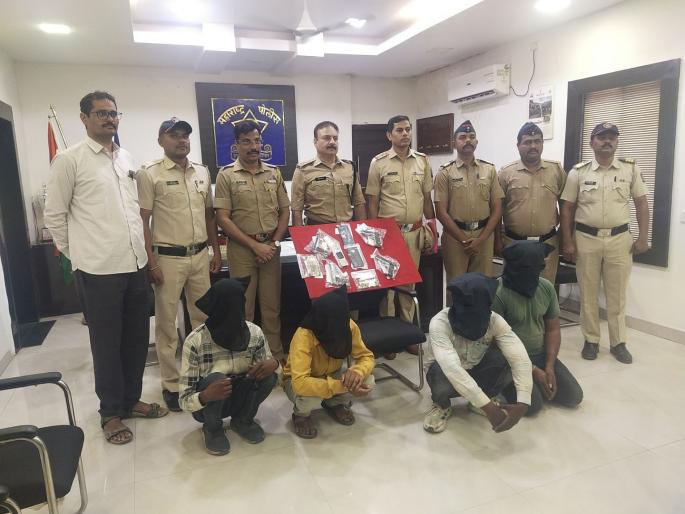 In buldhana, 17 live cartridges including 4 country guns, 4 Maxines seized; 4 accused arrested from Madhya Pradesh | ४ देशी कट्टे, ४ मॅक्झिनसह १७ जिवंत काडतूस जप्त; मध्य प्रदेशातील ४ आरोपींच्या मुसक्या आवळल्या In buldhana, 17 live cartridges including 4 country guns, 4 Maxines seized; 4 accused arrested from Madhya Pradesh | ४ देशी कट्टे, ४ मॅक्झिनसह १७ जिवंत काडतूस जप्त; मध्य प्रदेशातील ४ आरोपींच्या मुसक्या आवळल्या