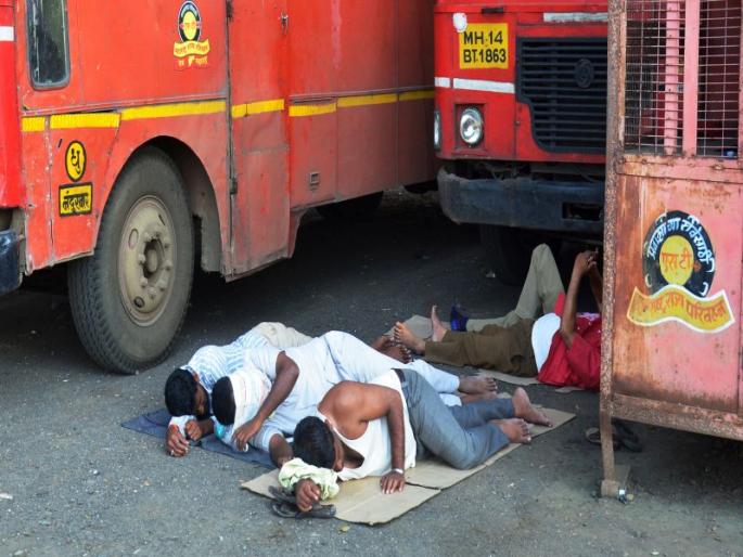 In the station, using the carrier's carrier 'Abhyasananan'; The breakdown of the stereotype of the government's 'ST'; | स्थानकात चालक-वाहकांचे माती लावून ‘अभ्यंगस्नान’; सरकारच्या आडमुठ्या धोरणाचा ‘एसटी’ला ब्रेक; In the station, using the carrier's carrier 'Abhyasananan'; The breakdown of the stereotype of the government's 'ST'; | स्थानकात चालक-वाहकांचे माती लावून ‘अभ्यंगस्नान’; सरकारच्या आडमुठ्या धोरणाचा ‘एसटी’ला ब्रेक;