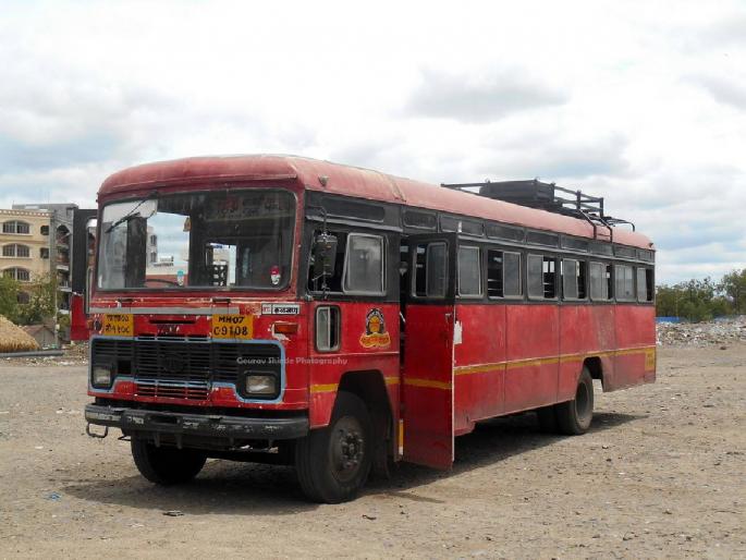The route of trains going to Kalaburagi from Akkalkot bus depot has been closed  | अक्कलकोट बस डेपोतून कलबुर्गीकडे जाणाऱ्या गाड्यांचा मार्ग बंद 