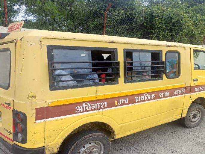 31 students crammed into a 10-seater school van in nagpur; School bus seized by 'RTO' | १० सिटर स्कूल व्हॅनमध्ये चक्क मेंढरांसारखे कोंबले ३१ विद्यार्थी; नागपूर येथील धक्कादायक प्रकार 31 students crammed into a 10-seater school van in nagpur; School bus seized by 'RTO' | १० सिटर स्कूल व्हॅनमध्ये चक्क मेंढरांसारखे कोंबले ३१ विद्यार्थी; नागपूर येथील धक्कादायक प्रकार