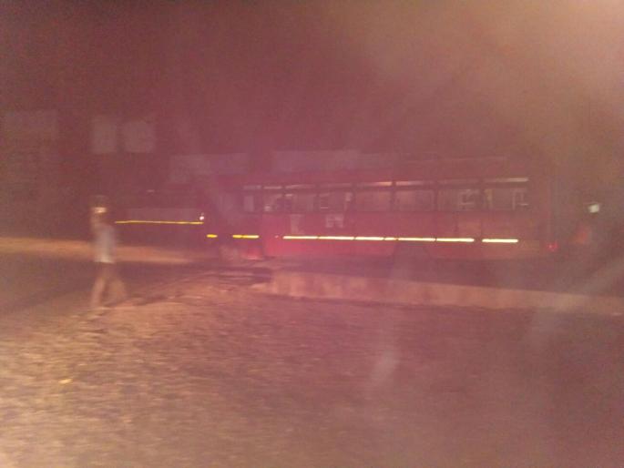 Due to the shutting down of the electricity supply in the dark! | विद्युत पुरवठा बंद असल्याने कारंजा आगार अंधारात गडप! Due to the shutting down of the electricity supply in the dark! | विद्युत पुरवठा बंद असल्याने कारंजा आगार अंधारात गडप!