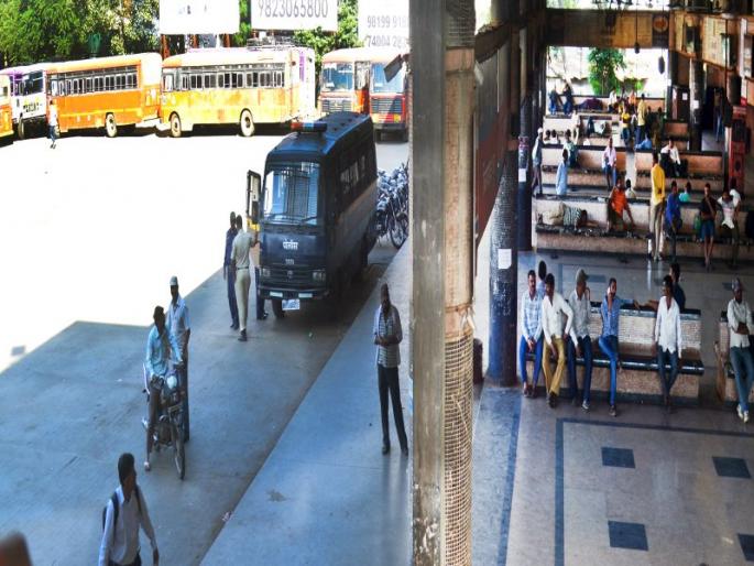 Police constraints due to useless bags | मध्यवर्ती बसस्थानक परिसरात बेवारस बॅगेमुळे पोलिसांची तारांबळ Police constraints due to useless bags | मध्यवर्ती बसस्थानक परिसरात बेवारस बॅगेमुळे पोलिसांची तारांबळ