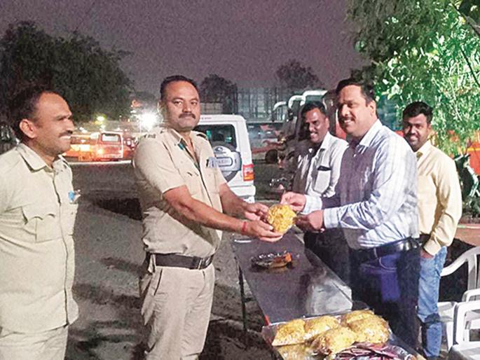 Real Diwali with 'Lalpari' ST Bus; Abhyangasnaan, faral distribution to drivers, conductors on duty | ‘लालपरी’सोबतच खरी दिवाळी; कर्तव्यावरील चालक-वाहकांचे आगारातच अभ्यंगस्नान, फराळ Real Diwali with 'Lalpari' ST Bus; Abhyangasnaan, faral distribution to drivers, conductors on duty | ‘लालपरी’सोबतच खरी दिवाळी; कर्तव्यावरील चालक-वाहकांचे आगारातच अभ्यंगस्नान, फराळ