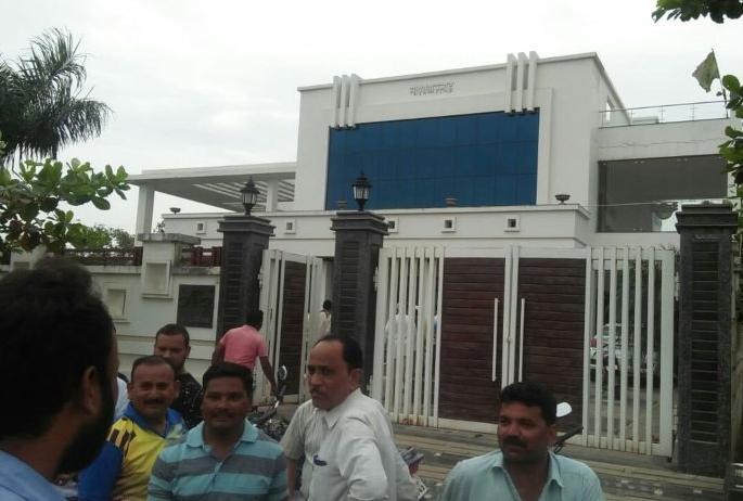 Dacoity at the Congress General Secretary's house at Butibori in Nagpur district | नागपूर जिल्ह्यातील बुटीबोरी येथे काँग्रेस महासचिवांच्या घरावर दरोडा Dacoity at the Congress General Secretary's house at Butibori in Nagpur district | नागपूर जिल्ह्यातील बुटीबोरी येथे काँग्रेस महासचिवांच्या घरावर दरोडा