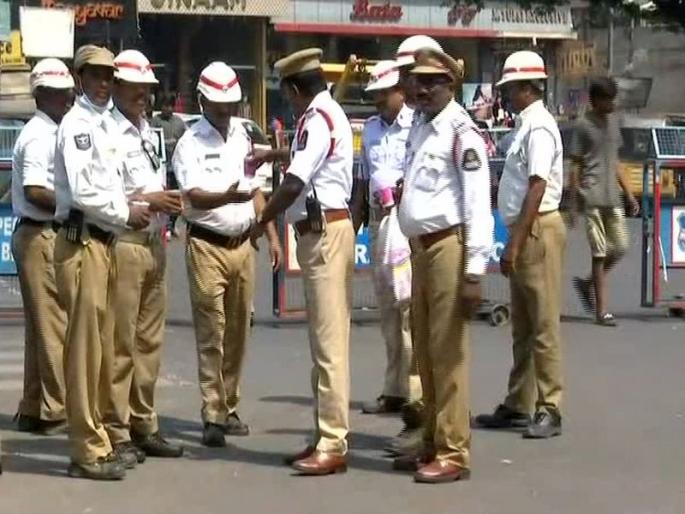 Traffic department distributing butter milk packets among its personnel to counter rise in temperature during summer | उन्हात ड्युटी बजावणाऱ्या ट्रॅफिक पोलिसांना प्रशासनाकडून ताक आणि ग्लुकोज-डीचे वाटप Traffic department distributing butter milk packets among its personnel to counter rise in temperature during summer | उन्हात ड्युटी बजावणाऱ्या ट्रॅफिक पोलिसांना प्रशासनाकडून ताक आणि ग्लुकोज-डीचे वाटप