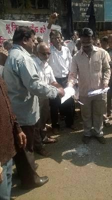 Kolhapur: If we play with our lives, we will come to the door and alert the Departmental Deputy Registrar of retired employees of 'Bhuvikas'. | कोल्हापूर : आमच्या जिवाशी खेळाल तर दारात येऊन मरू, ‘भूविकास’च्या सेवानिवृत्त कर्मचाऱ्यांचा विभागीय उपनिबंधकांना इशारा  Kolhapur: If we play with our lives, we will come to the door and alert the Departmental Deputy Registrar of retired employees of 'Bhuvikas'. | कोल्हापूर : आमच्या जिवाशी खेळाल तर दारात येऊन मरू, ‘भूविकास’च्या सेवानिवृत्त कर्मचाऱ्यांचा विभागीय उपनिबंधकांना इशारा