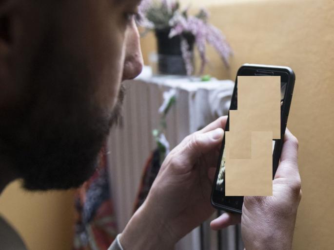 Shocking! youth Demanded from married woman to make a naked video call in Satara | Satara Crime News: धक्कादायक! विवस्त्र होऊन व्हिडीओ कॉल करण्याची विवाहितेकडे मागणी Shocking! youth Demanded from married woman to make a naked video call in Satara | Satara Crime News: धक्कादायक! विवस्त्र होऊन व्हिडीओ कॉल करण्याची विवाहितेकडे मागणी