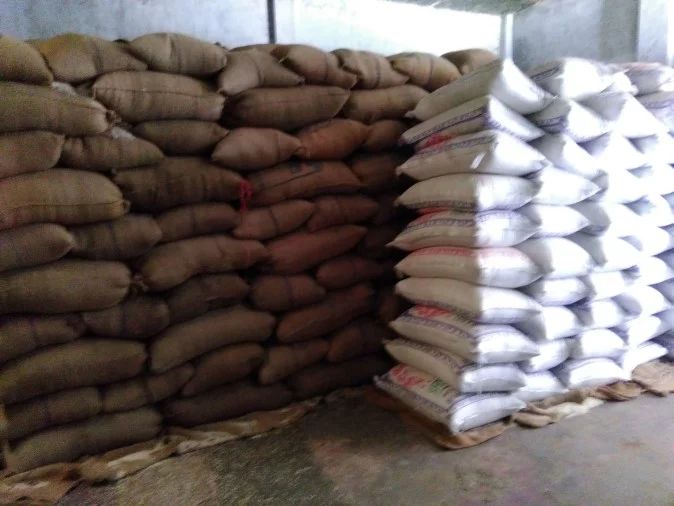 OMG...! 42,000 kg of rice stolen from a motorcycle, scooter | बापरे...! मोटारसायकल, स्कूटरवरून तब्बल 42 हजार किलो तांदळाची चोरी OMG...! 42,000 kg of rice stolen from a motorcycle, scooter | बापरे...! मोटारसायकल, स्कूटरवरून तब्बल 42 हजार किलो तांदळाची चोरी