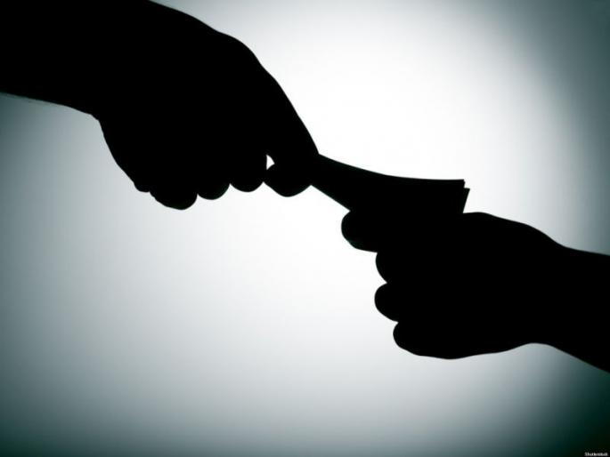 CBI has arrested two people along with the 'EPFO' divisional commissioner while accepting a bribe of 2 lakhs | २ लाखांची लाच घेताना 'ईपीएफओ' विभागीय आयुक्तासह दोघे सीबीआयच्या जाळ्यात CBI has arrested two people along with the 'EPFO' divisional commissioner while accepting a bribe of 2 lakhs | २ लाखांची लाच घेताना 'ईपीएफओ' विभागीय आयुक्तासह दोघे सीबीआयच्या जाळ्यात