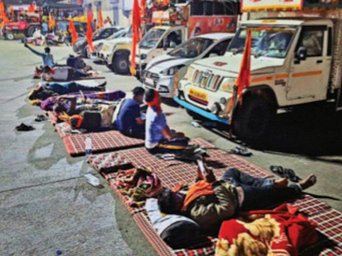 Farmers of Marathwada say, there is no retreat; In protest by spending pocket money | मराठवाड्याचे शेतकरी म्हणतात, माघार नाहीच; खिशातील पैसे खर्च करून आंदोलनात Farmers of Marathwada say, there is no retreat; In protest by spending pocket money | मराठवाड्याचे शेतकरी म्हणतात, माघार नाहीच; खिशातील पैसे खर्च करून आंदोलनात