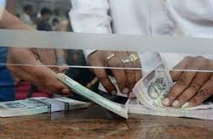 Only five people have access to bank transactions | बँकेत व्यवहारासाठी पाच जणांनाच प्रवेश Only five people have access to bank transactions | बँकेत व्यवहारासाठी पाच जणांनाच प्रवेश