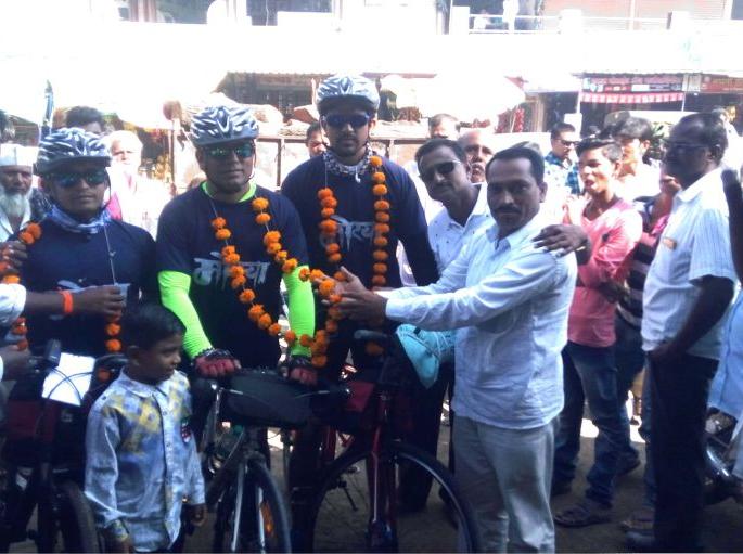 youth traveled through Washim to Lalbag by bicycle | सायकलद्वारे वाशिम ते लालबाग प्रवास करून रक्तदान, प्रदुषणमुक्तीचा संदेश youth traveled through Washim to Lalbag by bicycle | सायकलद्वारे वाशिम ते लालबाग प्रवास करून रक्तदान, प्रदुषणमुक्तीचा संदेश