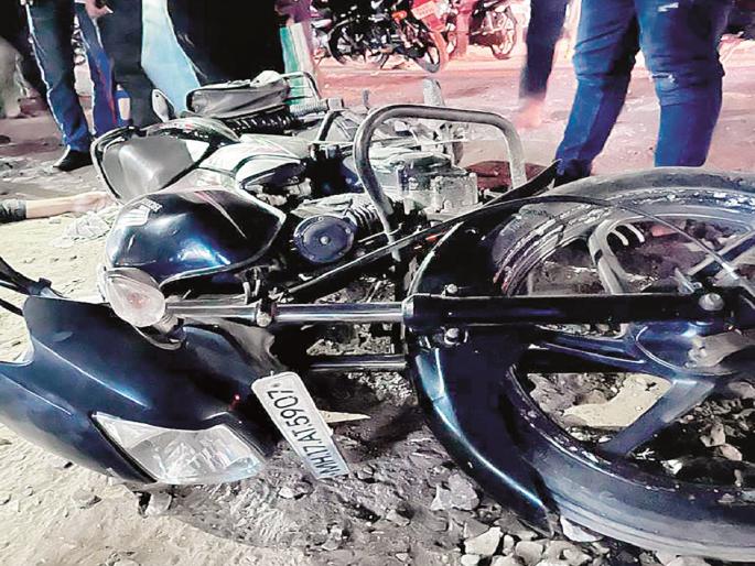 Bike reider killed in partial work on Beed Bypass | बीड बायपासवर अर्धवट कामाने घेतला दुचाकीस्वाराचा बळी Bike reider killed in partial work on Beed Bypass | बीड बायपासवर अर्धवट कामाने घेतला दुचाकीस्वाराचा बळी