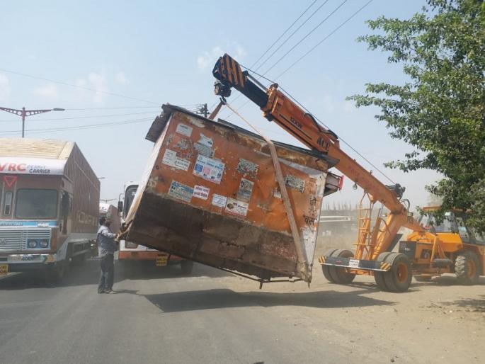 take advance property taxes; But stabilize the service road | आगाऊ मालमत्ता कर घ्या; पण सर्व्हिस रोडचे डांबरीकरण करा