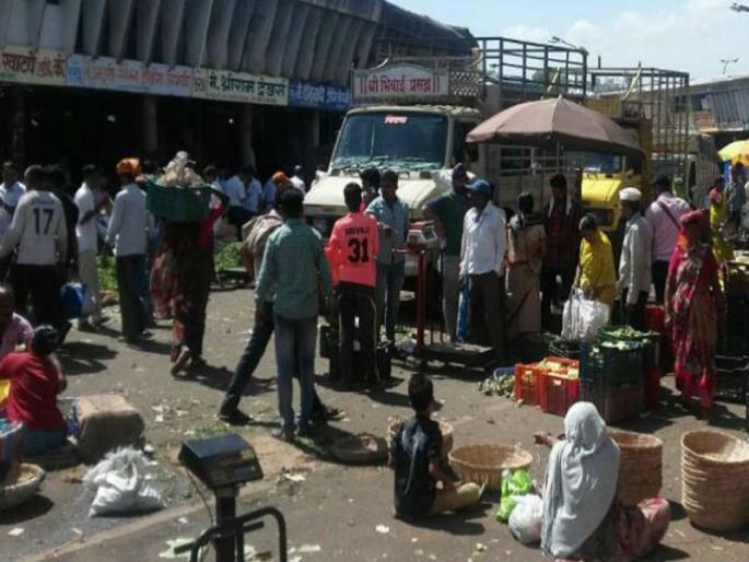 The office of the constables took possession of the market committee | अडत्यांची दफ्तरे बाजार समितीने घेतली ताब्यात The office of the constables took possession of the market committee | अडत्यांची दफ्तरे बाजार समितीने घेतली ताब्यात